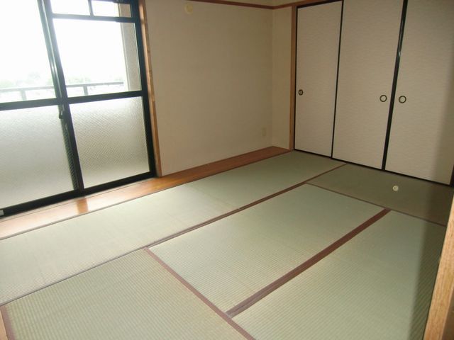 Living and room. Window to Japanese-style room has bright rooms