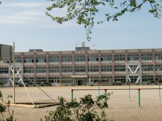 Primary school. 690m up to municipal Unuma second elementary school (elementary school)