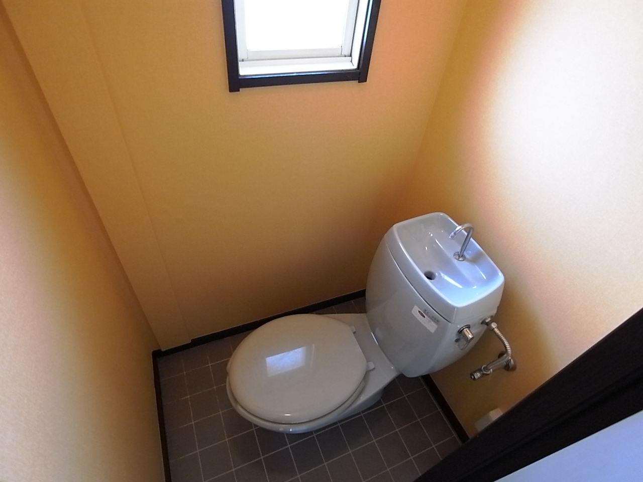 Toilet. Same property reference photograph