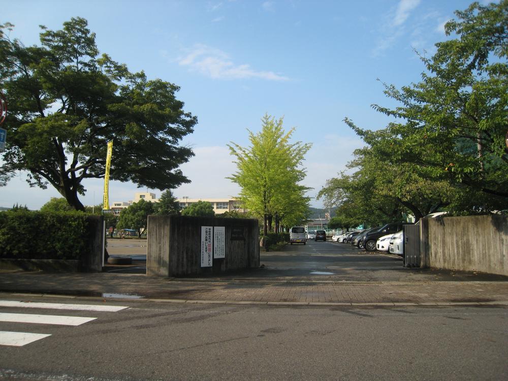 Primary school. Kakamigahara Municipal Naka 1280m to the third elementary school
