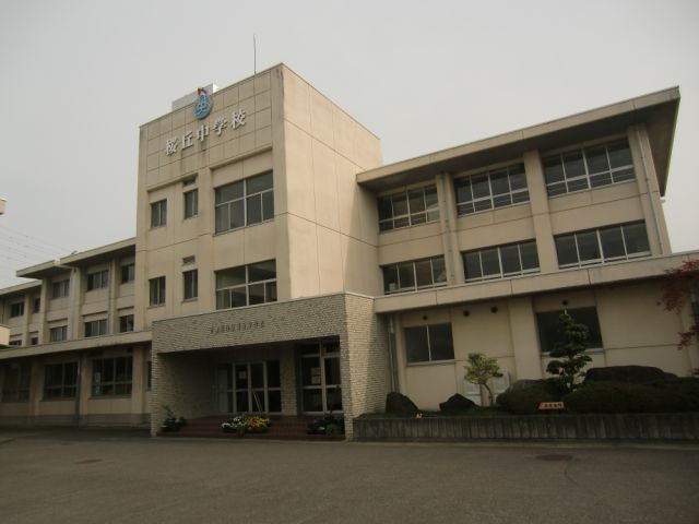 Junior high school. Municipal Sakuragaoka until junior high school (junior high school) 990m