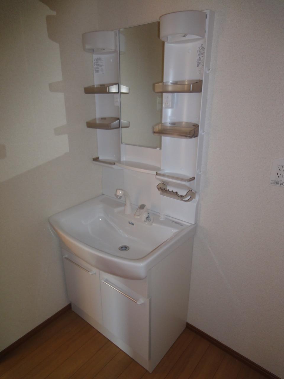 Wash basin, toilet. (2013.11.14 shooting)