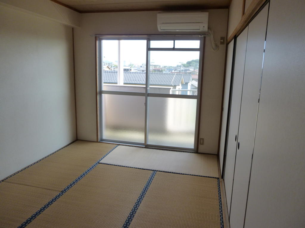 Living and room. Also relax in the Japanese-style room, It is a good one