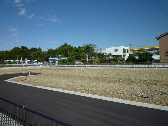 Local photos, including front road. No. B land