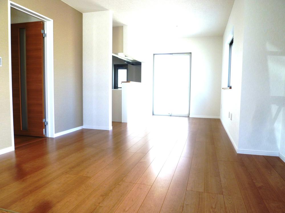 Living. Taking advantage of the location of the southeast corner lot, Living on the east side ・ I placed the dining. Or in the breakfast dining full of bright sunshine from morning about you?.  Interior (May 2013) Shooting