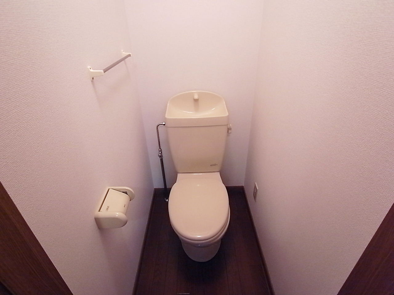 Toilet. Same Building Features reference photograph