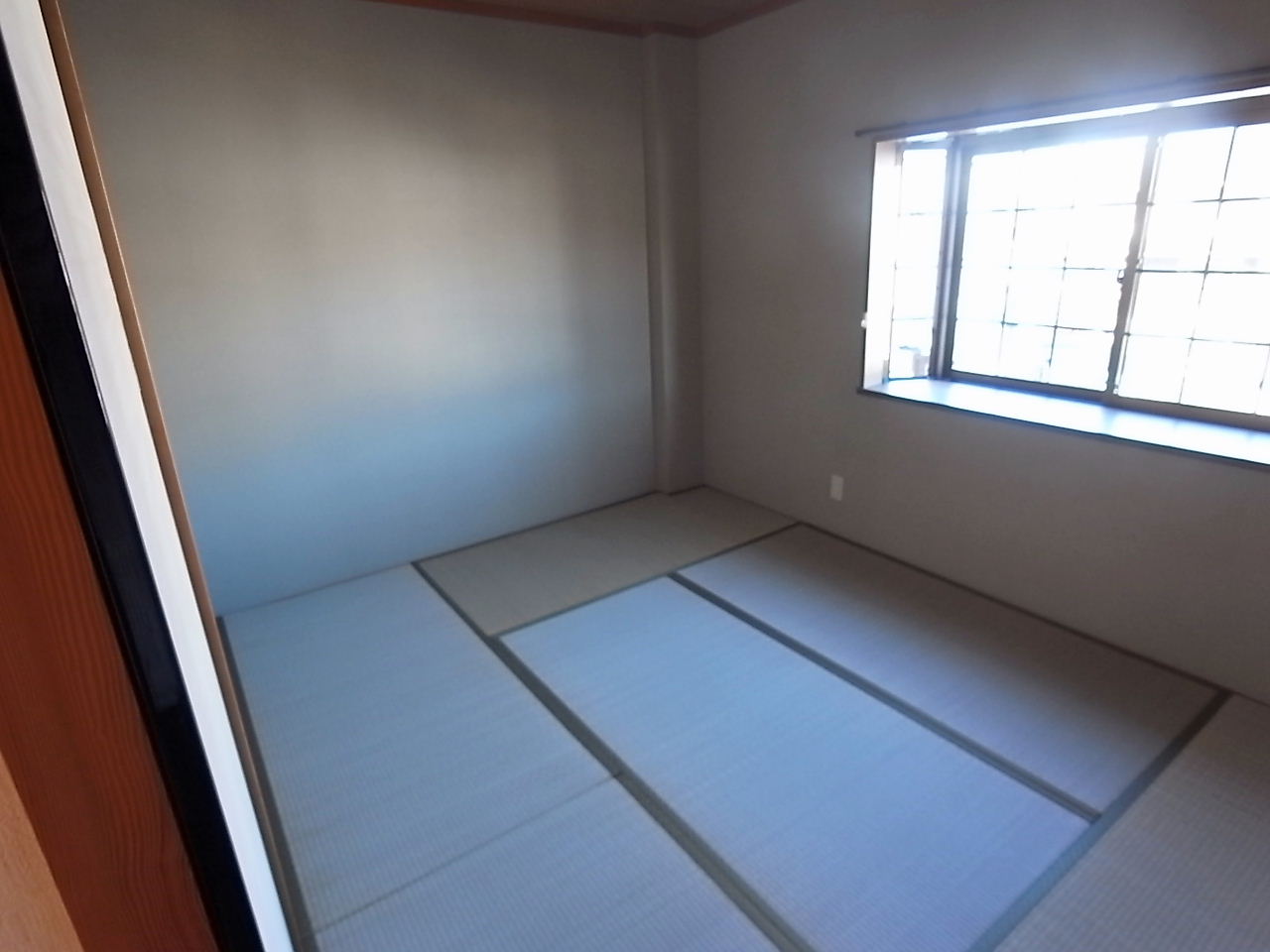 Living and room. It Japanese-style room is calm again