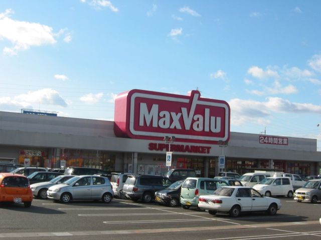 Supermarket. Maxvalu until the (super) 450m