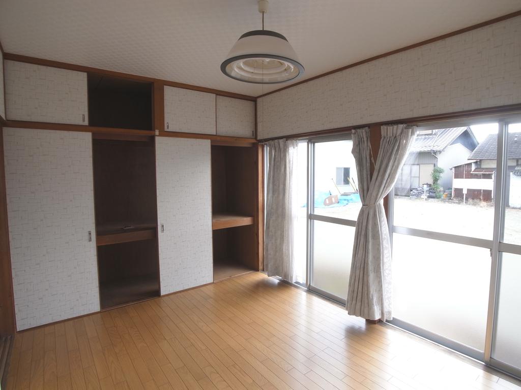 Living and room. 1F Western-style floor ・ Wall cross Hakawa