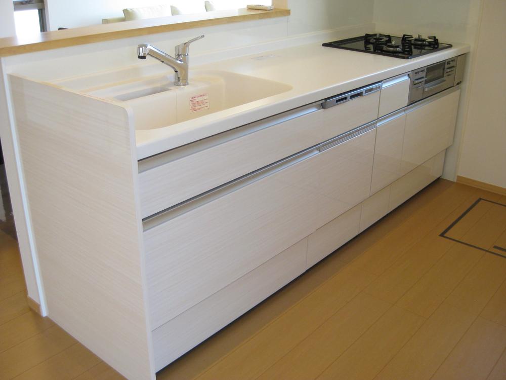 Kitchen.  [15-18] Indoor (11 May 2013) Shooting