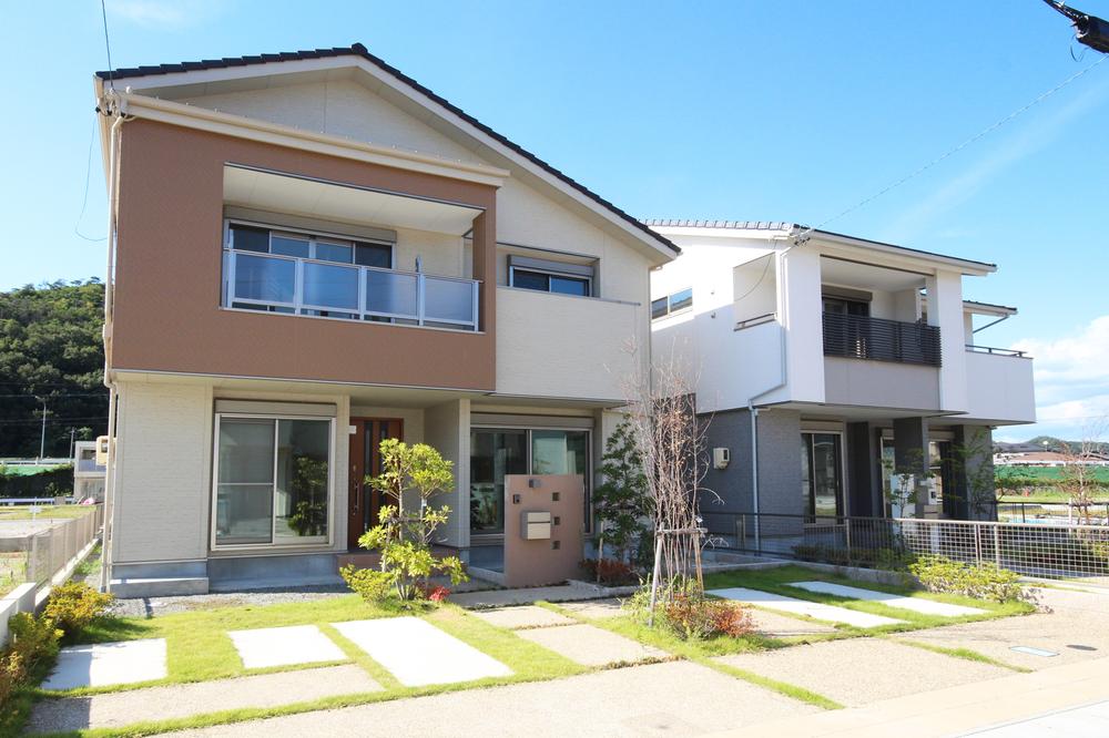 Local appearance photo. It is certified to clear the standards of the country, Long-term high-quality housing, which can live for three generations. Seismic grade 3, which boasts the Building Standards Law 1.5 times the strength. We also offer a house to live in peace in the future of the family. (September 2013) Shooting