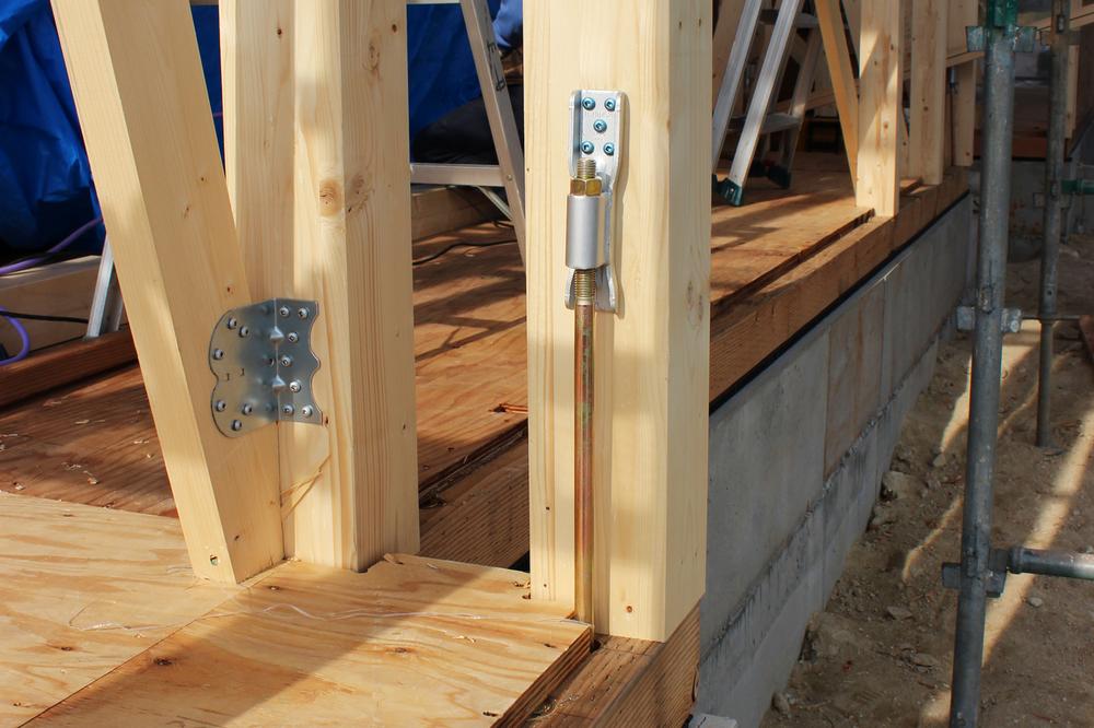 Construction ・ Construction method ・ specification. Anchor bolts to secure the foundation and the foundation Ya, Use the hole down hardware to prevent the missing pillar as a bonding hardware. Place the hole down hardware in place by the structure calculation in Esakihomu, It has extended the safety of the building. 