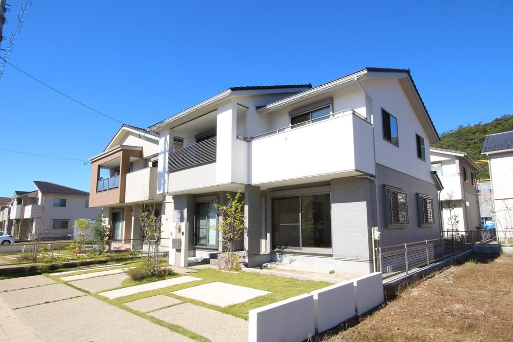 Local appearance photo. Symbol tree and planting, Design and continuous nature of the vegetation in the entire town. Create an attractive town full of natural. 