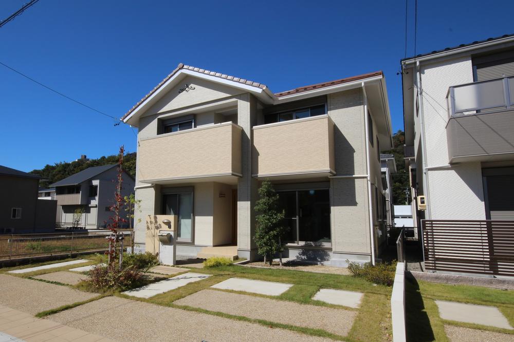 Local appearance photo. Such as the roof of the shape and the outer wall of the decoration, While conscious of one house one House distinctive exterior design, Outdoor facility ・ Planting is to plan in the concept of a unified, Shape the beautiful streets. (J Building October 2013) Shooting