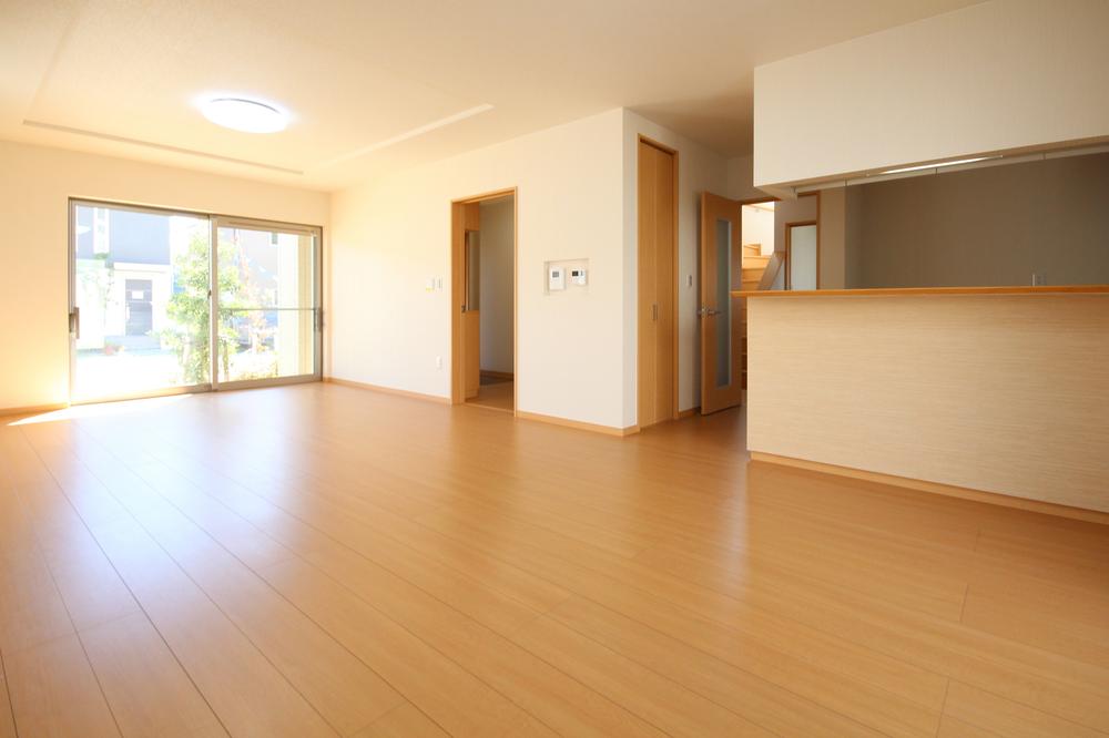 Living. LDK a space full of sense of openness of 20.3 quires. Family wide LDK everyone can relax in their own way also gathered will be able to feel anything else familiar the growth of the child. (J Building October 2013) Shooting