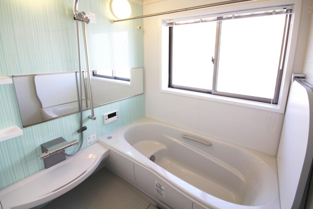 Bathroom. Bathing we can stretch the loose leg. Stuck precisely because where you take the fatigue of the day. Accessible dedicated system bus. (J Building October 2013) Shooting