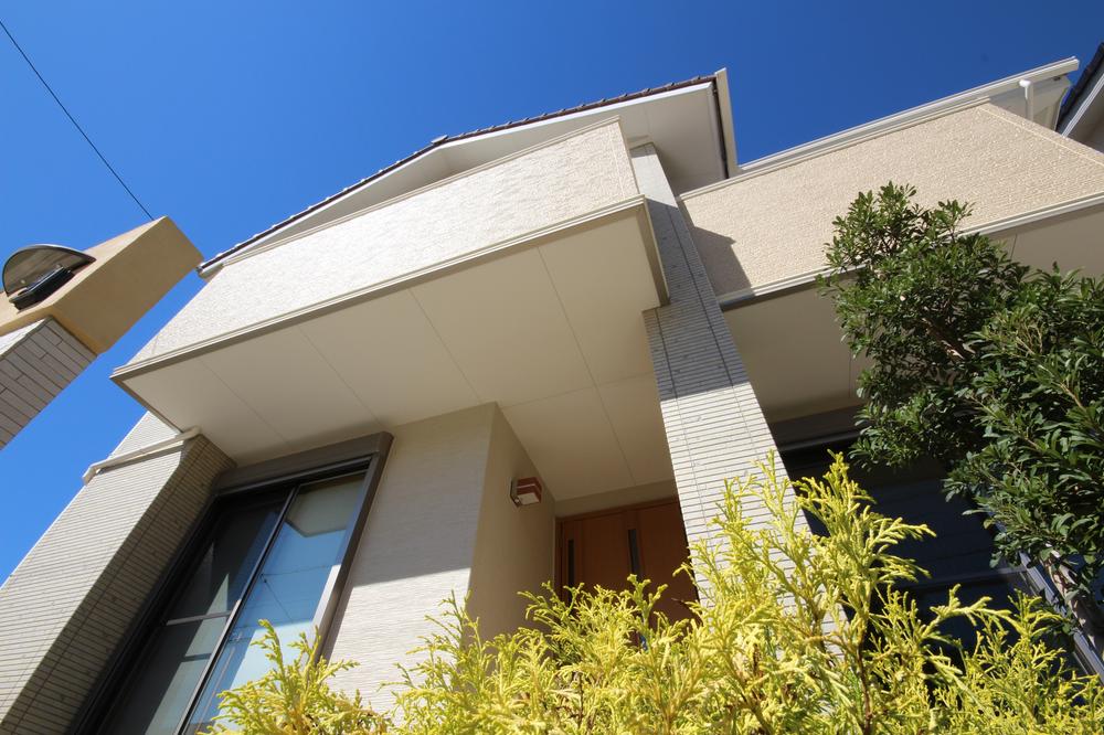 Local appearance photo. Paying attention to the lush planting arrangement, The entire city was designed to be in harmony with nature.  Trees of growth will color more beautiful landscape of the city as the years roll on. (J Building October 2013) Shooting