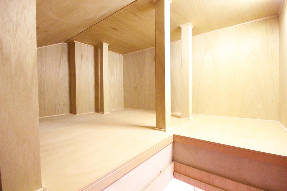 Other. 2F go up the hallway ceiling of the ladder and attic storage. Ideal as a space for accommodating are not memories of goods and seasonal products discarded but do not use. (J Building October 2013) Shooting