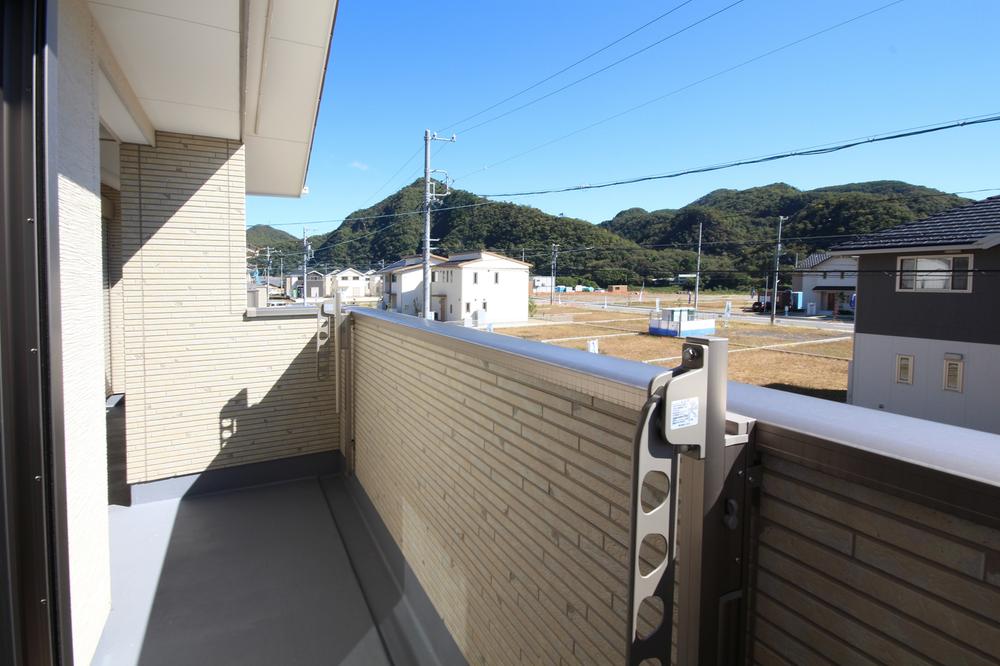 Balcony. Balcony that connects the 2F of Western-style. It may hit yang, That with a view of the majestic scenery in this land unique. Space spread frontage full house is comfortable space Hoseru also the whole family of the sheets together with the clothes. (J Building October 2013) Shooting