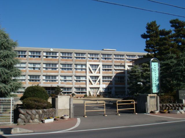 Junior high school. 1100m until the Municipal Kawashima junior high school (junior high school)