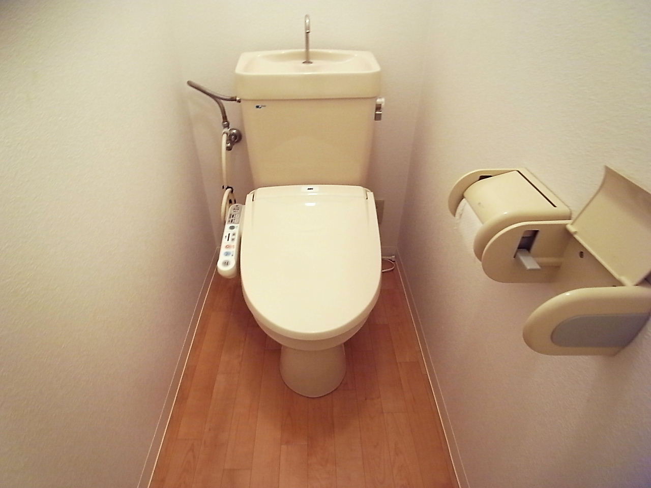 Toilet. Same property reference photograph