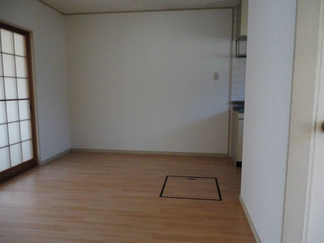 Living and room. It is the entrance with a shoebox. 