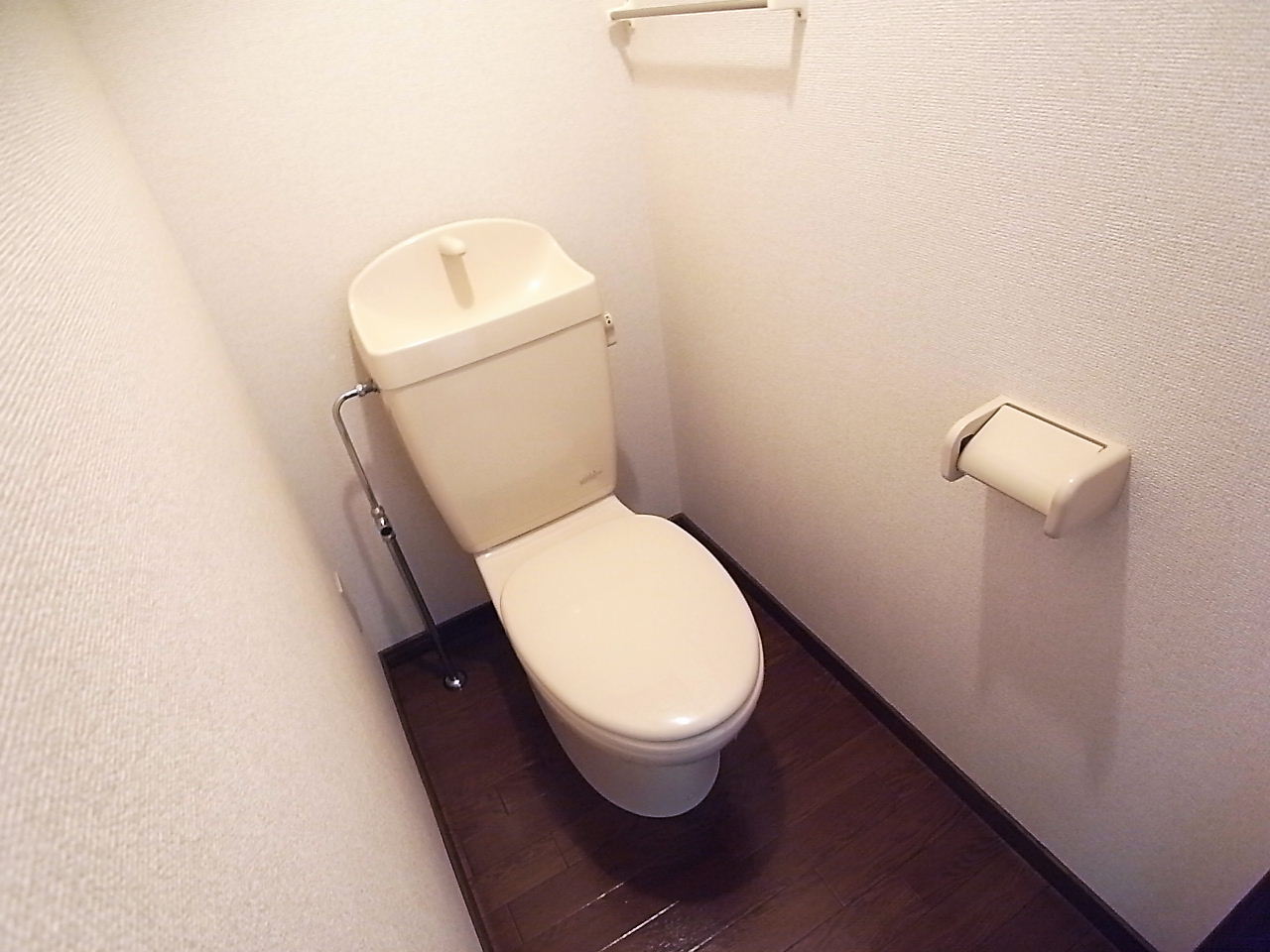 Toilet. Same property reference photograph