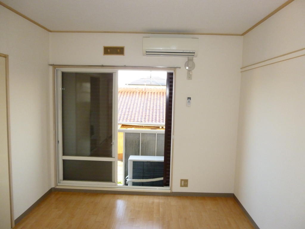 Living and room. It is very airy room. 