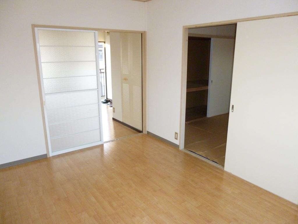 Living and room. It is pure white walls and doors of the friendly feeling of flooring the room. 