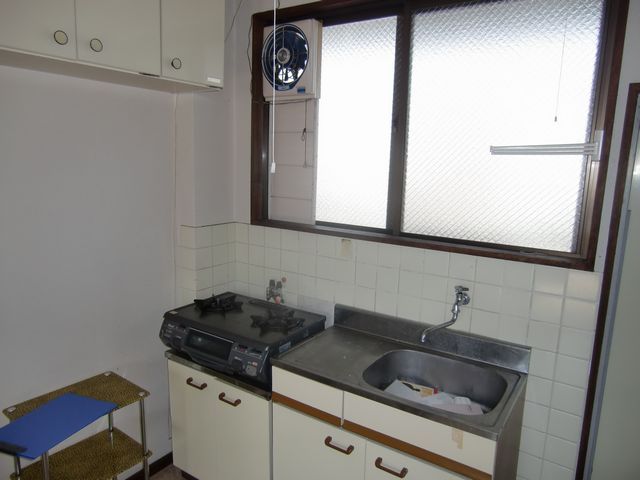 Kitchen. It comes with a kitchen window