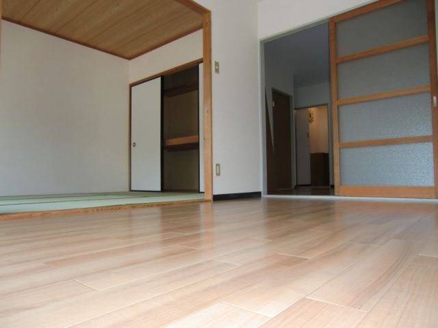 Living and room. Western-style room is a 6-tatami