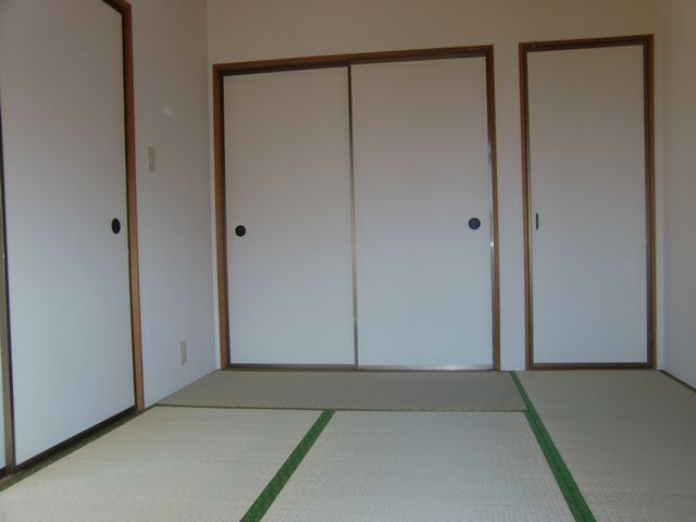 Living and room. South of the Japanese-style room
