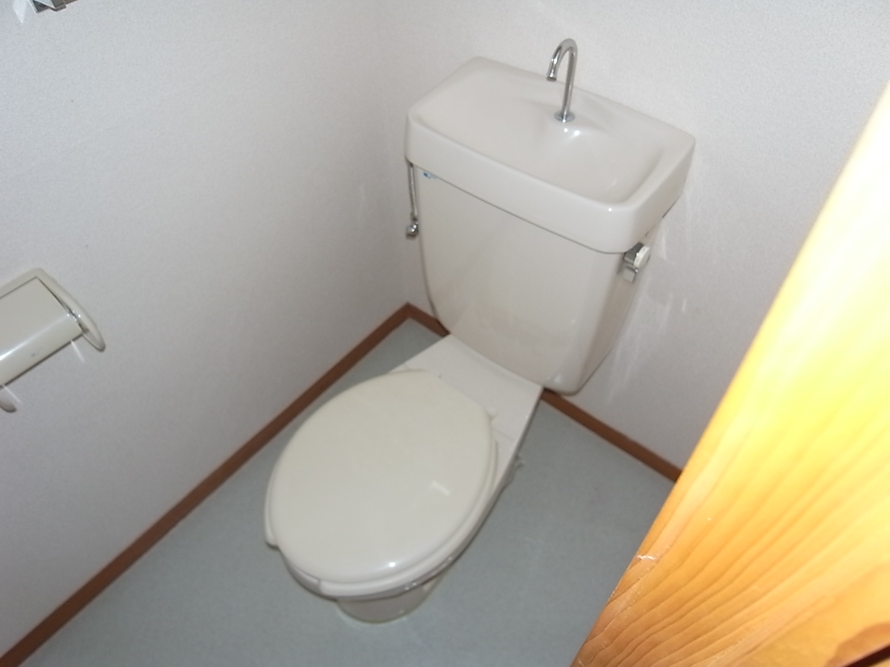 Toilet. Same property reference photograph