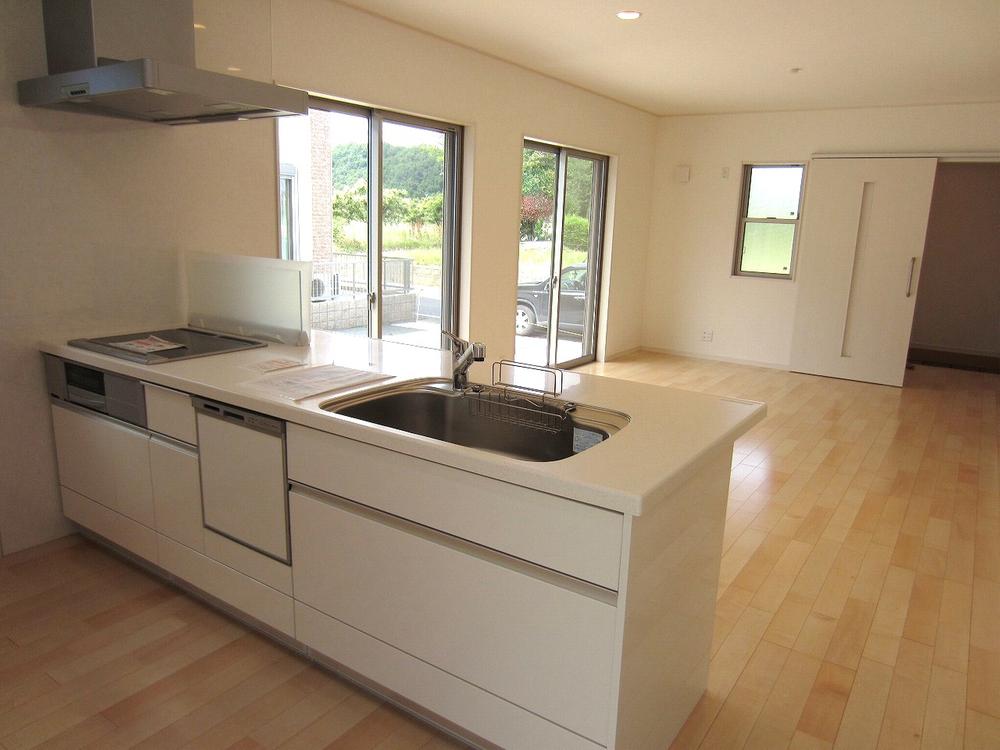 Kitchen. Stylish large full flat kitchen