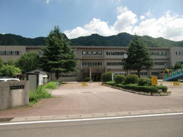 Primary school. Municipal Sakahogi up to elementary school (elementary school) 2800m