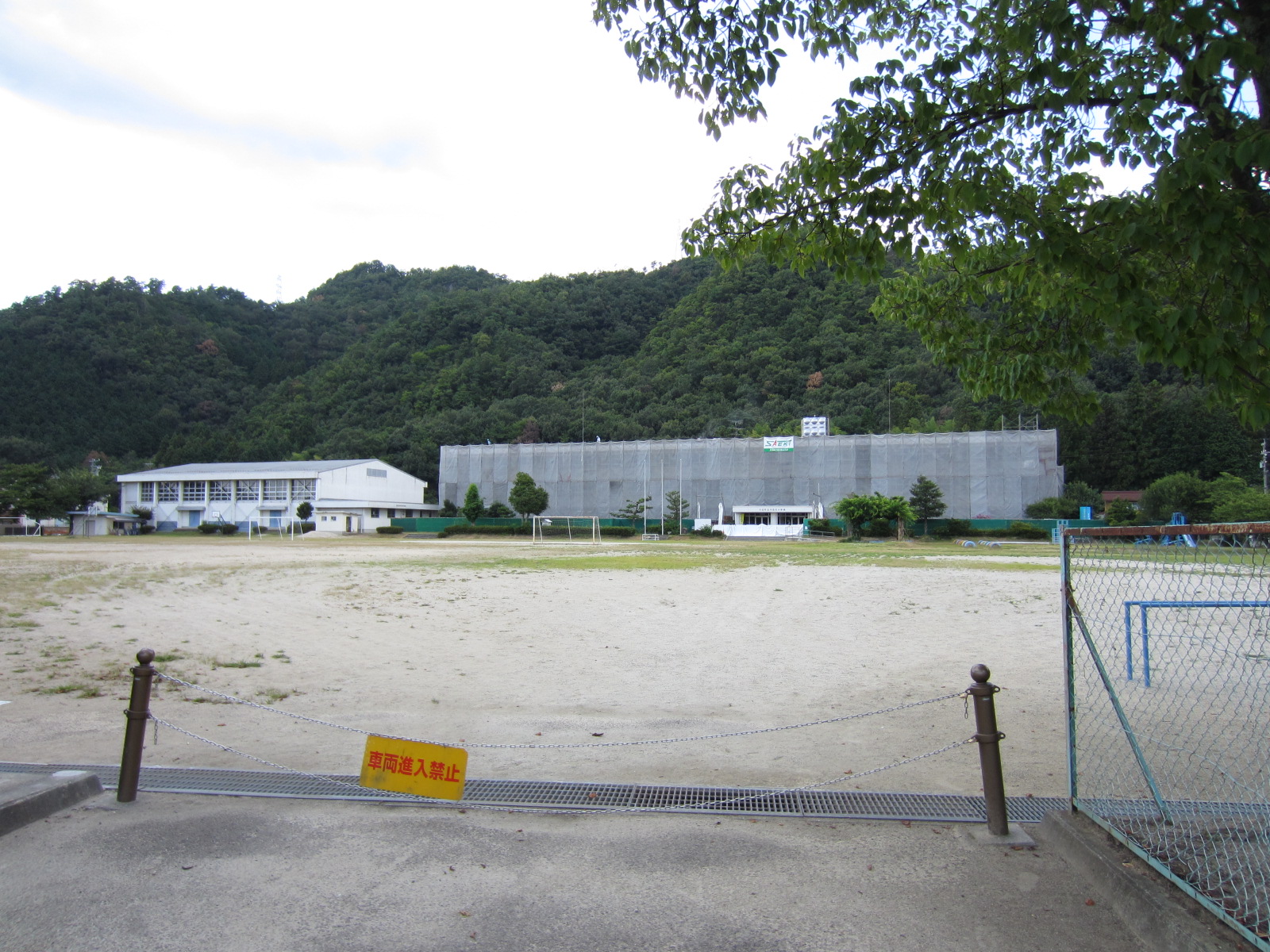 Primary school. 2279m to the riverside-cho, Tachikawa Henkita elementary school (elementary school)