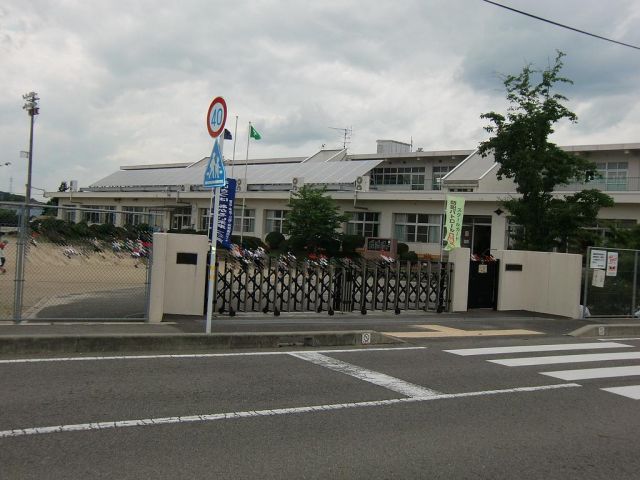 Primary school. Municipal Tomica up to elementary school (elementary school) 1400m