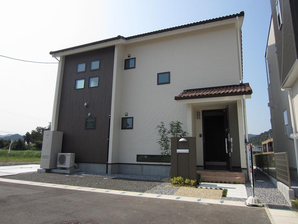 Local appearance photo. Was completed (Kuroiwa 3 Building) September! Tiled roof is a lovely property ☆ 