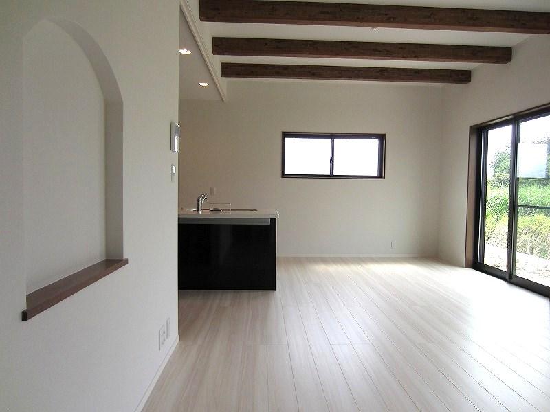 Living. Bright, modern room.  It is easy to match color tone furniture and accessories ☆ 