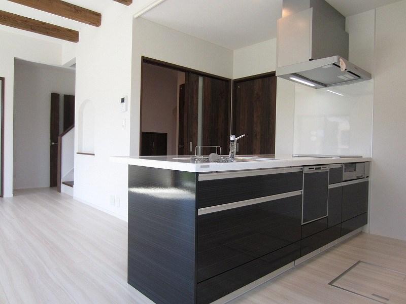 Kitchen. It is open-minded large kitchen with full flat.  A wide top board, Ease also clean with IH
