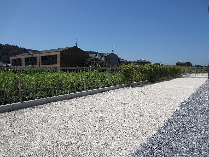 Garden. Also fully equipped kitchen garden or your child's pool play, such as a wide garden, You can use freely. 