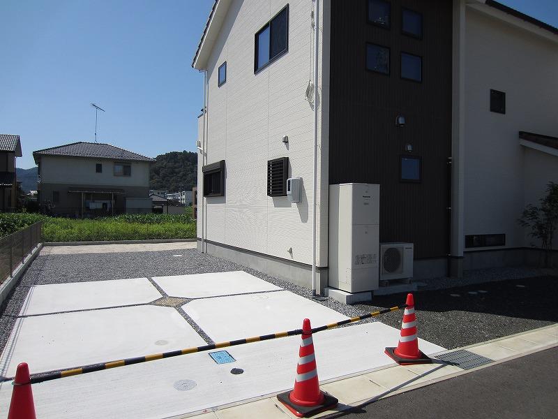 Parking lot. Five Allowed wide parking is also attractive. 