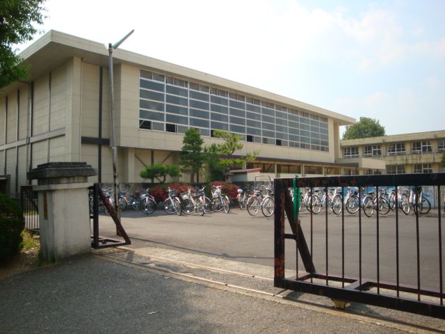 Junior high school. 750m until the union stand Republic of junior high school (junior high school)