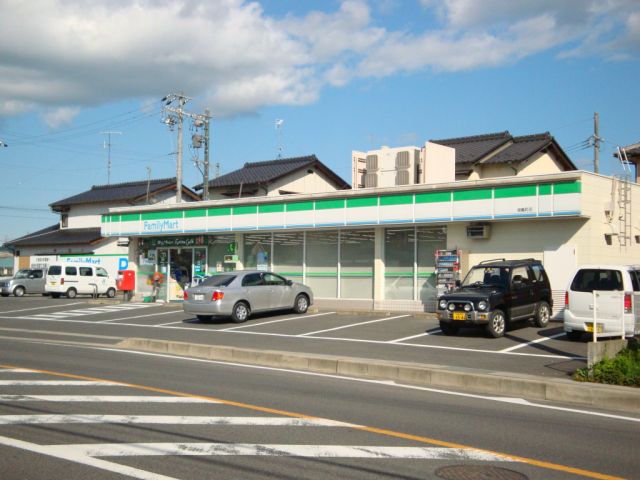 Convenience store. 690m to FamilyMart Mitake Machiten (convenience store)