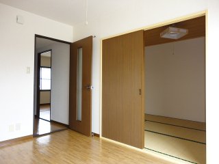 Living and room. You can use in conjunction with the Japanese-style room. 
