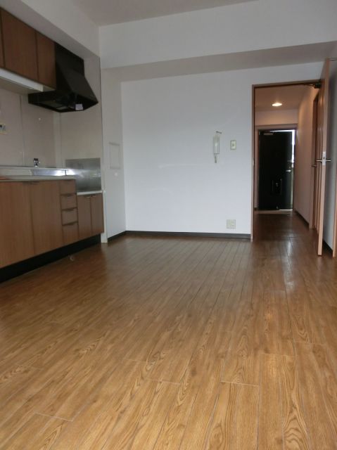 Living and room. LDK is located quires 8.3