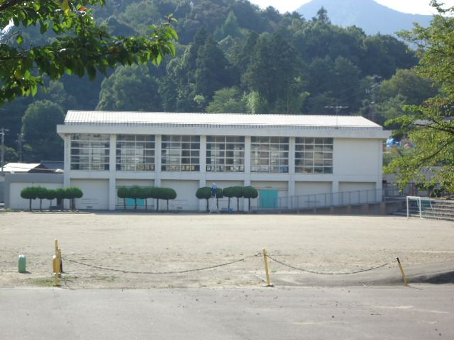 Primary school. 2300m until the Municipal Mino elementary school (elementary school)