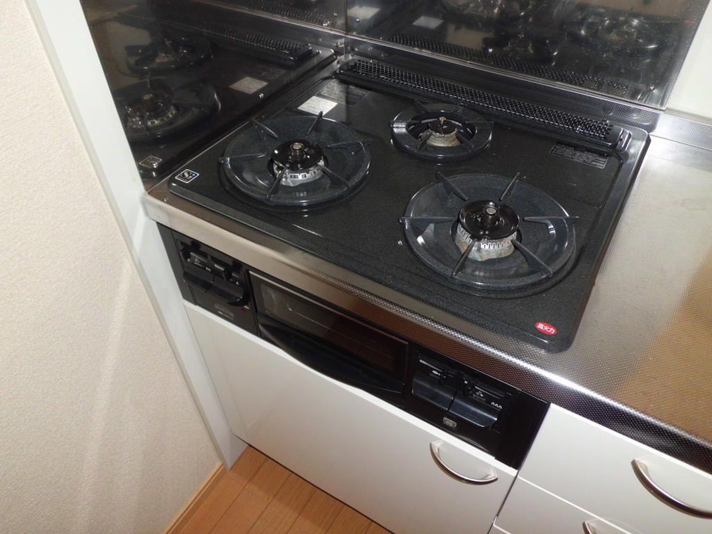 Kitchen. 3-neck gas stove ・ Sink with a grill. 
