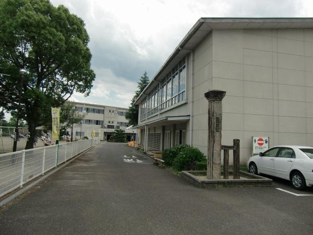 Primary school. Municipal Kamono up to elementary school (elementary school) 2600m