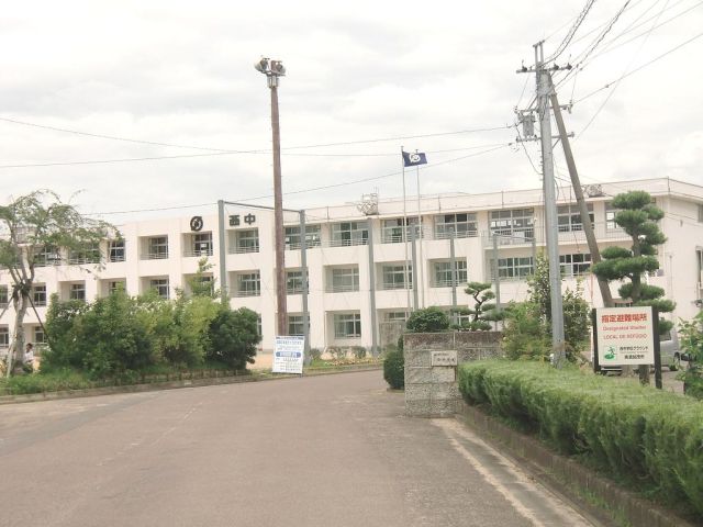 Junior high school. 1800m until the Municipal west junior high school (junior high school)
